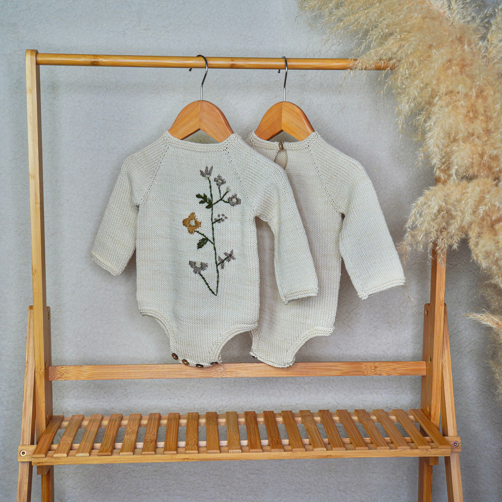 Premium Babystrampler langarm „Vintage Blümchen" Stickerei Premium Babystrampler langarm „Vintage Blümchen" Stickerei