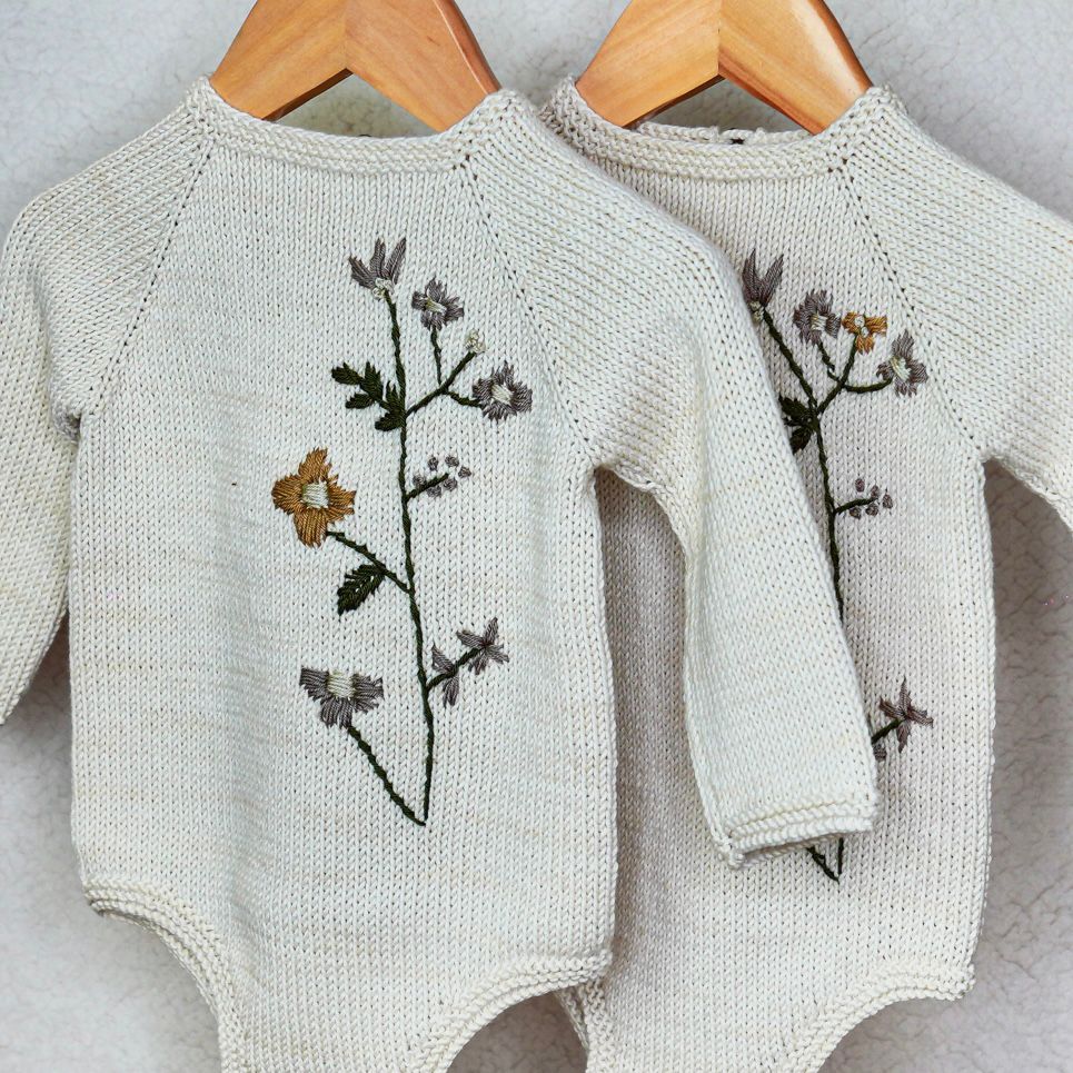 Premium Babystrampler langarm „Vintage Blümchen" Stickerei Premium Babystrampler langarm „Vintage Blümchen" Stickerei