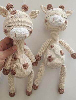 Kuscheltier Giraffe „Giraffi“ (mit geschlossenen Augen) Kuscheltier Giraffe „Giraffi“ (mit geschlossenen Augen)