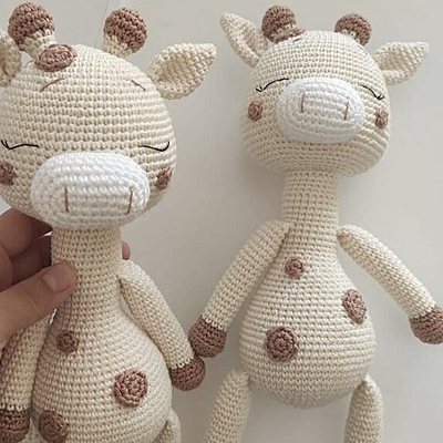 Kuscheltier Giraffe „Giraffi“ (mit geschlossenen Augen) Kuscheltier Giraffe „Giraffi“ (mit geschlossenen Augen)