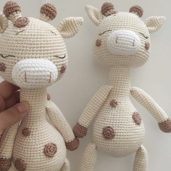 Kuscheltier Giraffe „Giraffi“ (mit geschlossenen Augen) Kuscheltier Giraffe „Giraffi“ (mit geschlossenen Augen)
