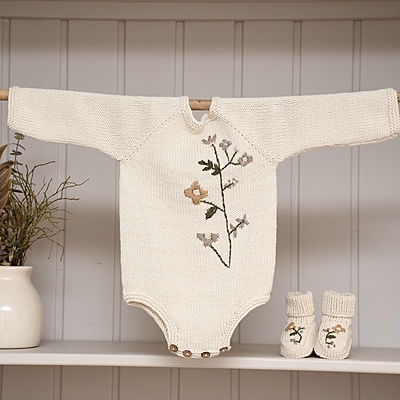 Premium Babystrampler langarm „Vintage Blümchen" Stickerei