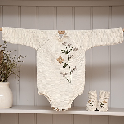 Premium Babystrampler langarm „Vintage Blümchen" Stickerei Premium Babystrampler langarm „Vintage Blümchen" Stickerei